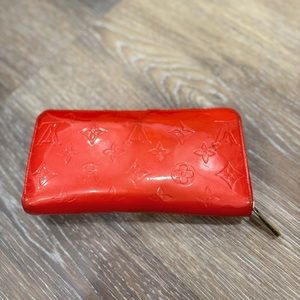 AUTHENTIC LOUIS VUITTON Vernis, zip around enamel leather wallet